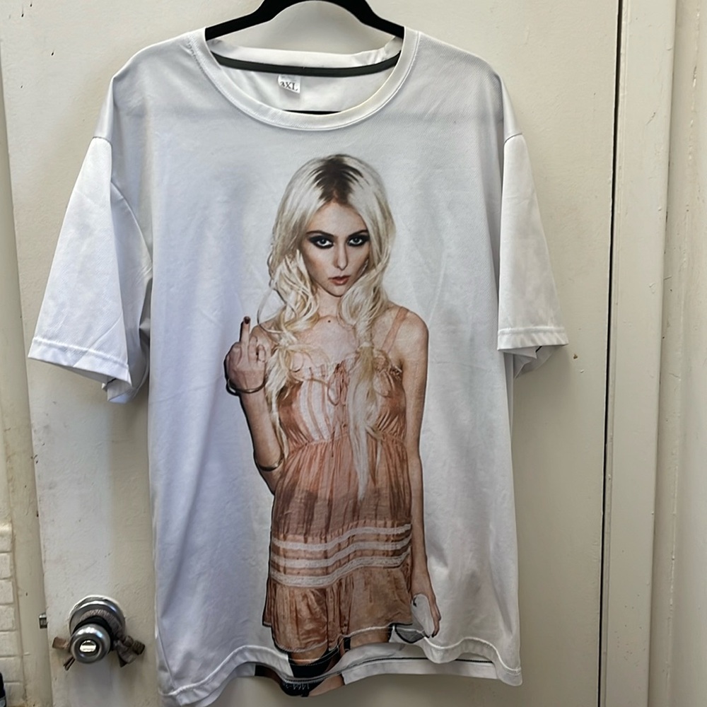 Graphic T-Shirt Size 3 XL